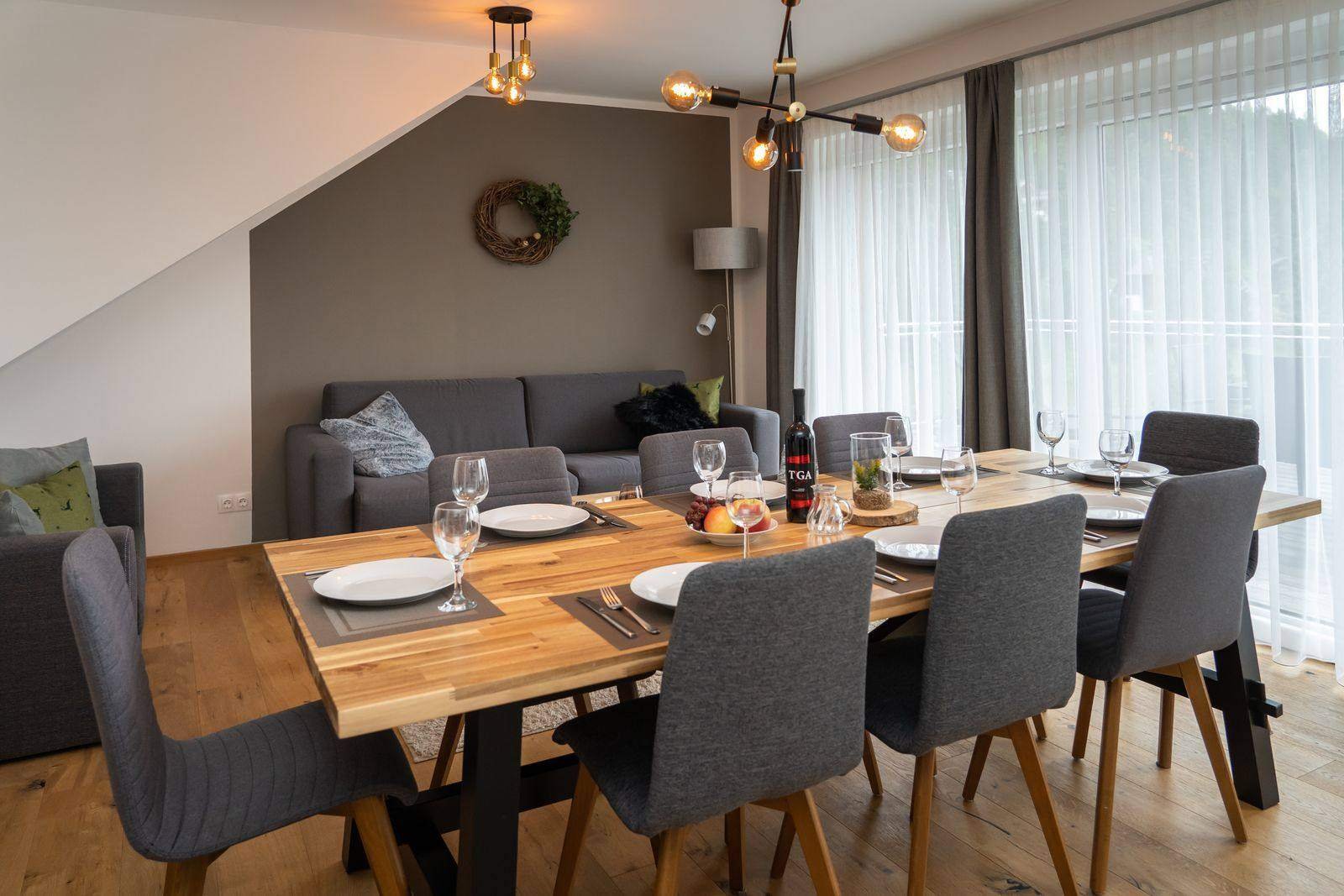 Wohn- und Essbereich mit großem Esstisch – Chalet-Apartment Almzeit, Turracher Höhe