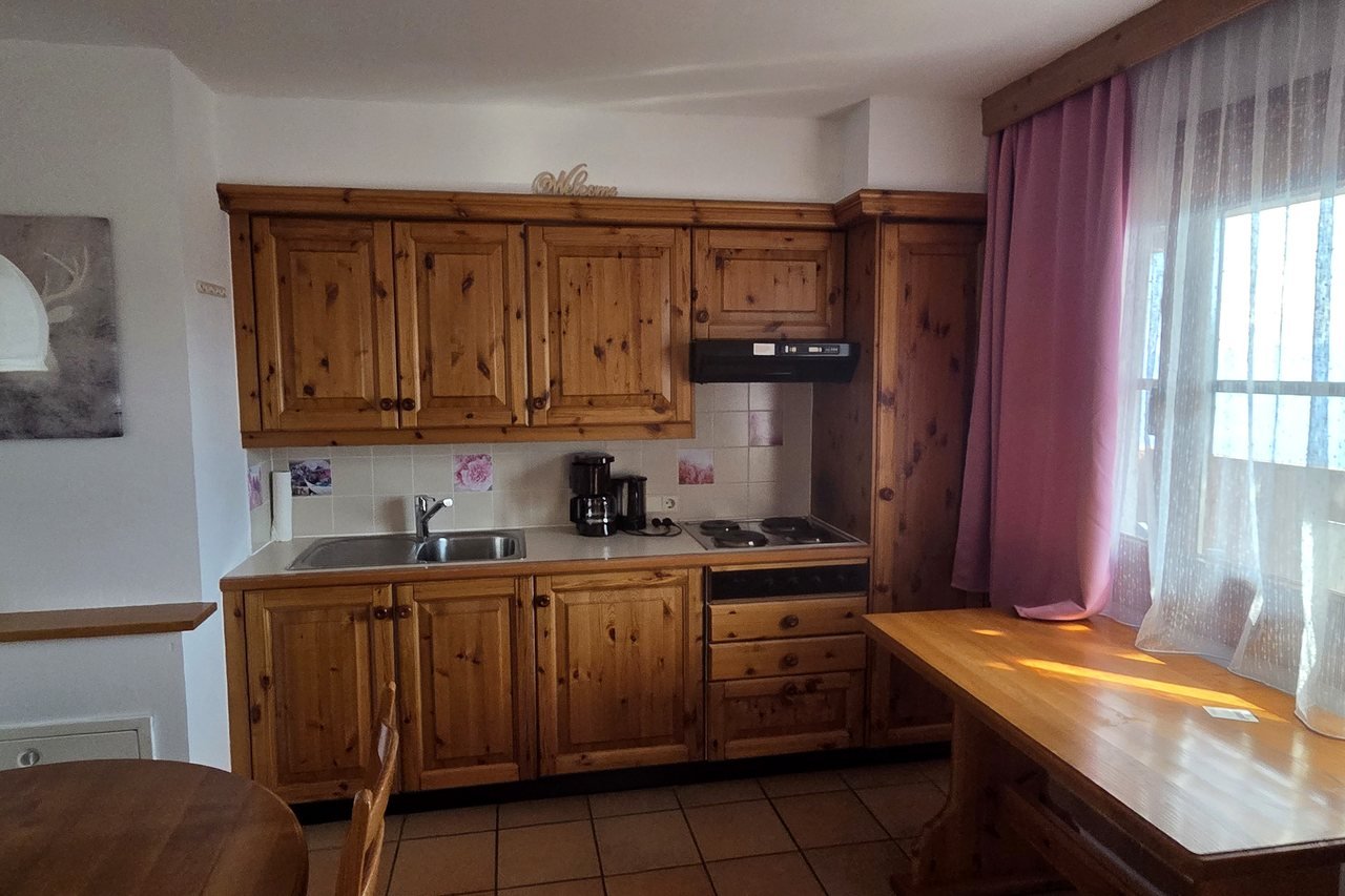 Küche mit Fenster und Bergblick – Ferienwohnung Alpenliebe auf 1.440 m