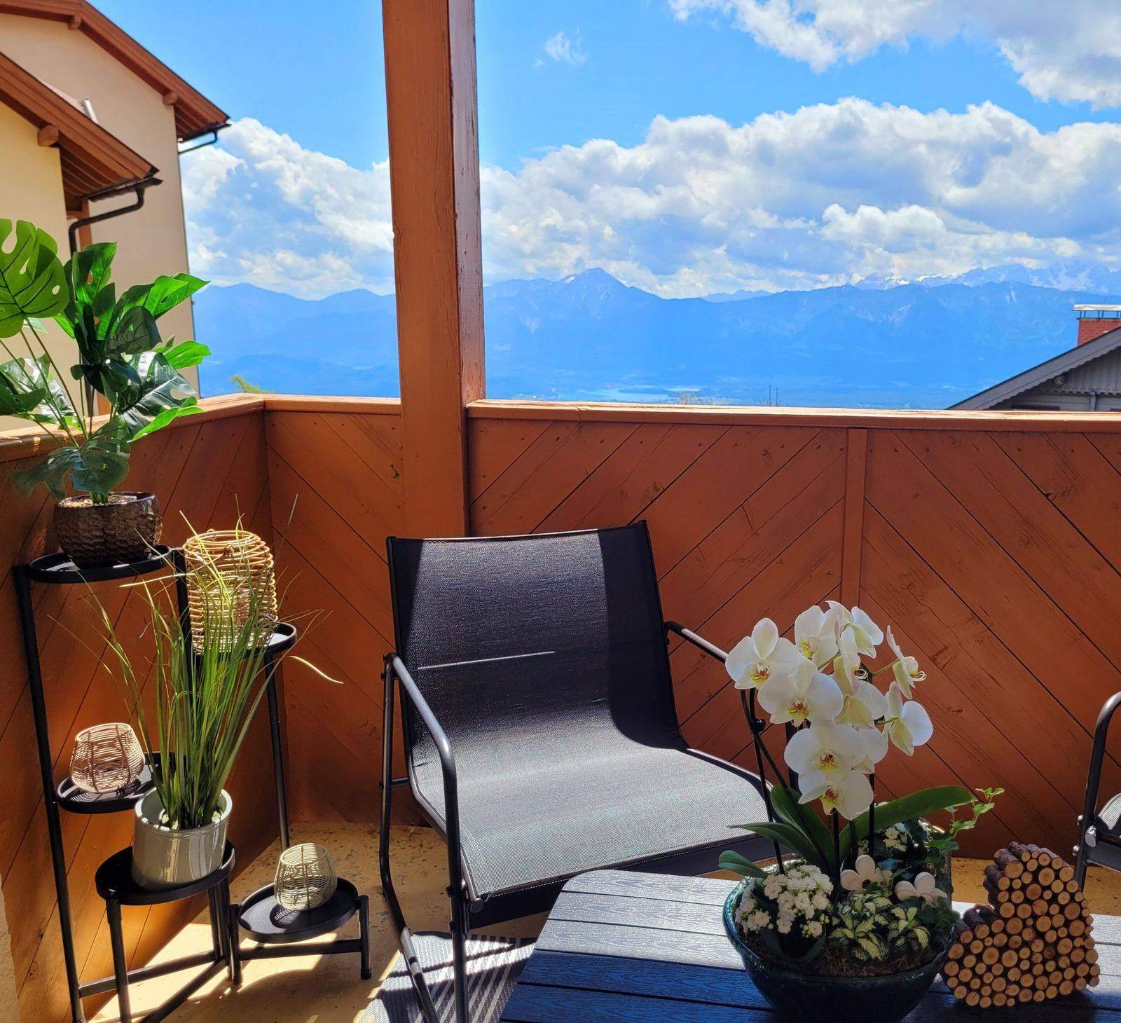 Balkon mit Sitzplatz und Bergpanorama – Ferienwohnung Gerlitzen Alpe