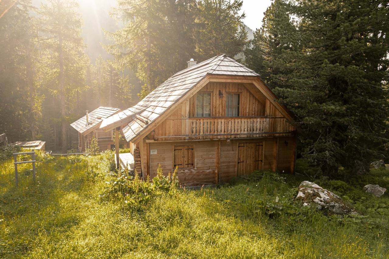Chalet Haus Murmeltier auf der Turracher Höhe – Holzchalet in der Abendsonne