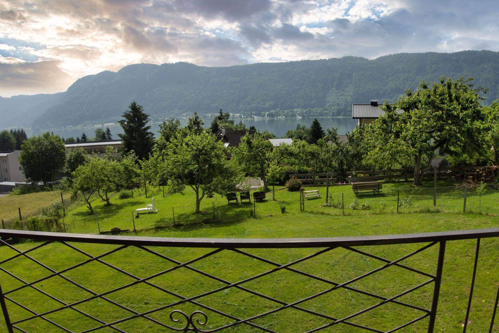 Balkon mit Blick auf Garten, Ossiacher See und Berge – Ferienwohnung Gerlitze (Obergeschoss), Sattendorf am Ossiacher See