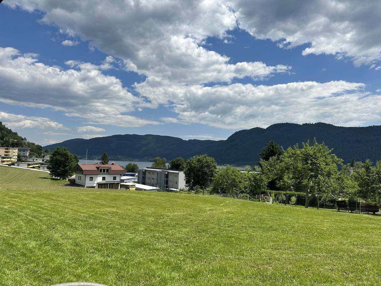 Wiese beim Haus in Sattendorf mit Blick auf Ossiacher See und Berge